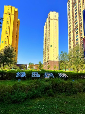 吐鲁番绿岛国际小区（高昌区 · 东环路 · 高层住宅） · 实拍图 1 · 盛家房产经纪有限公司｜吐鲁番・鄯善・托克逊本地房产中介